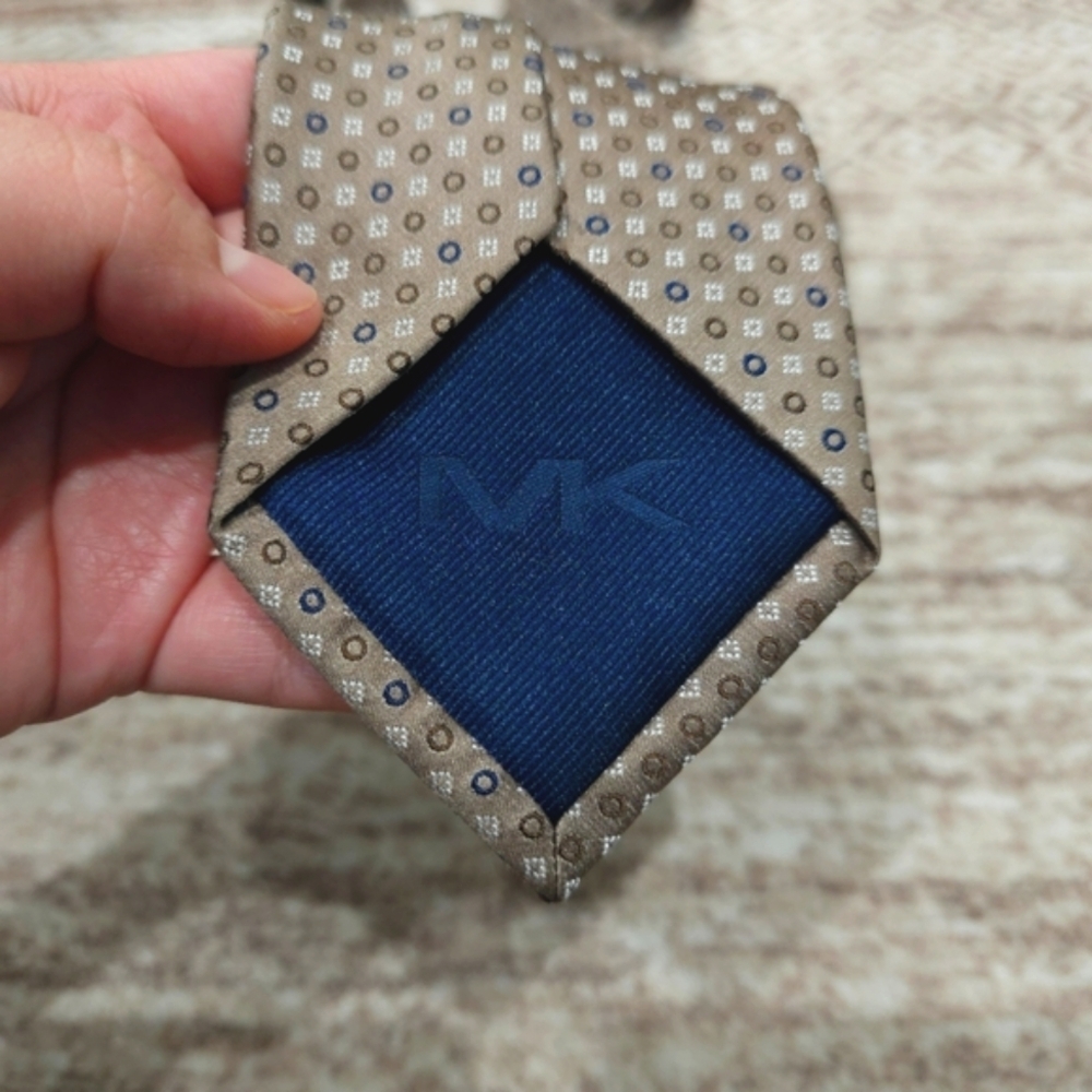 ✨️4/$20 MICHAEL Michael Kors 100 Silk Tie, Taupe with Navy Brown Dot Print - Picture 6 of 8